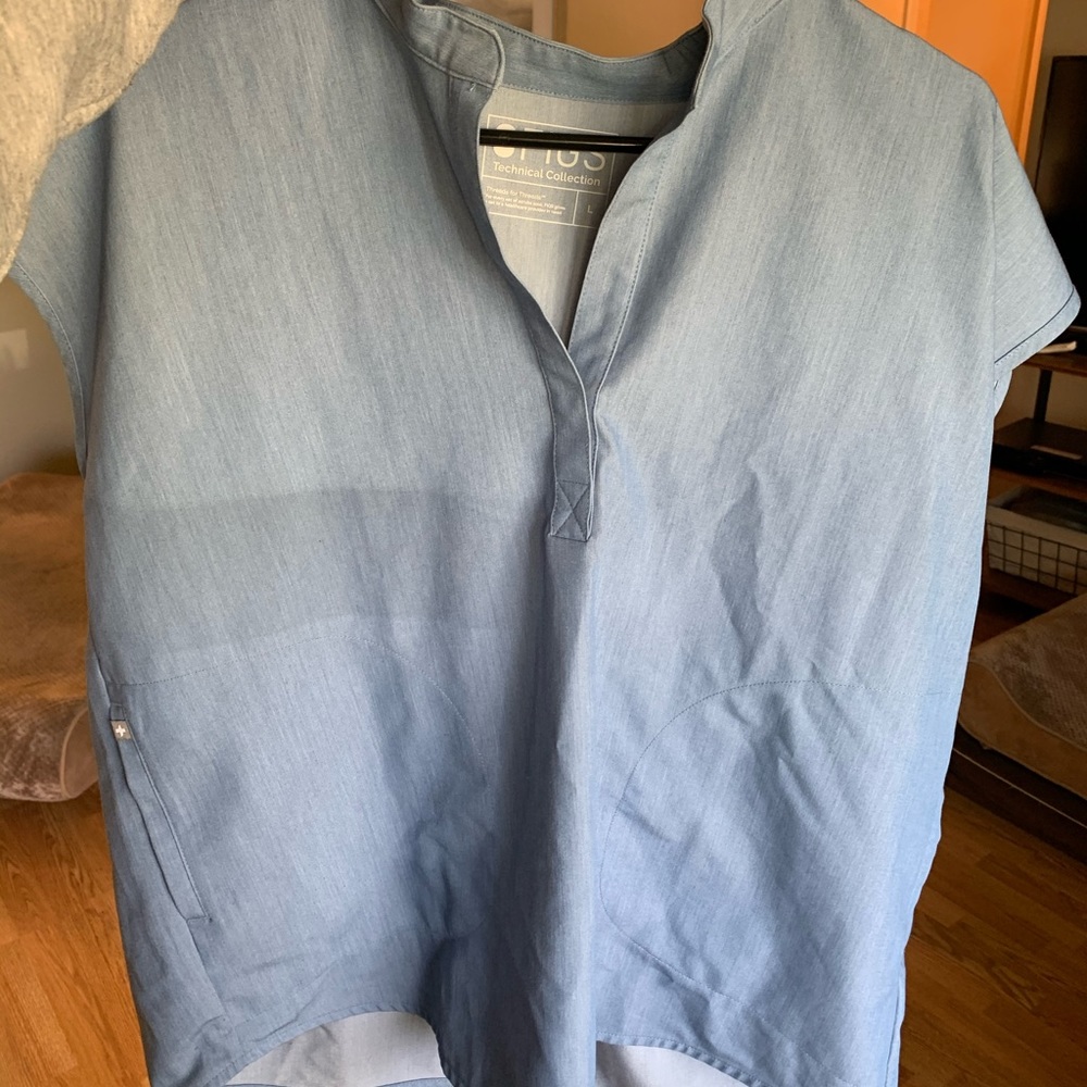 Figs scrub top